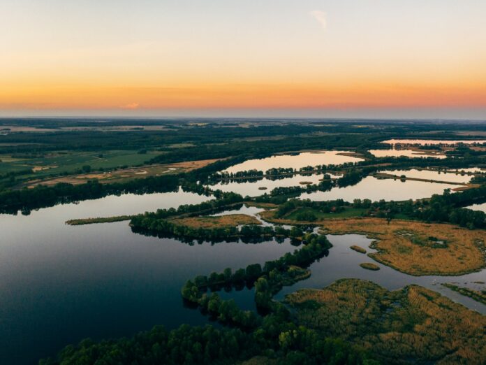 wakacje w polsce nad jeziorem